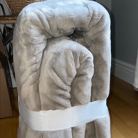 UGG Novah Queen Soft Decadent Plush Fleece Blanket …NWT! - Picture 9 of 10